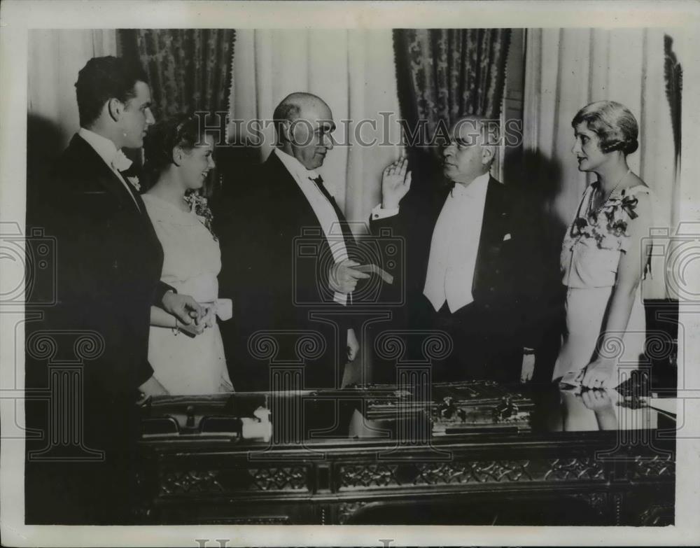 1935 Press Photo NY Governor Herbert Lehman sworn in as family watches - Historic Images