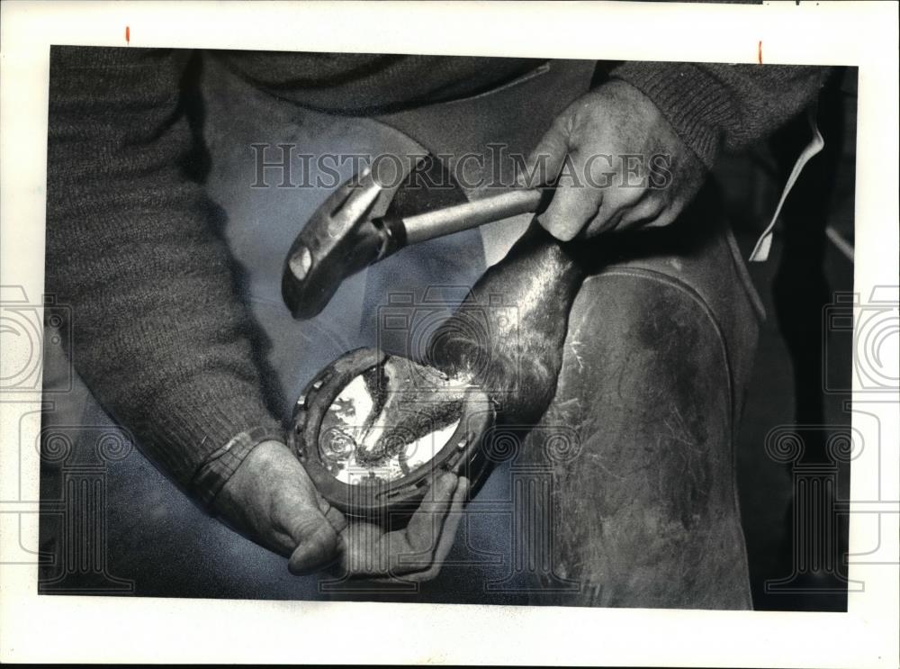 1980 Press Photo With great care, blacksmith Dennis Farr from Thompson, Ohio - Historic Images