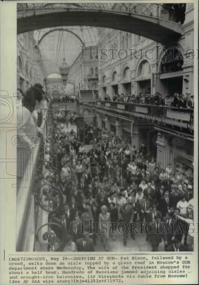 1972 Wire Photo Pat Nixon shopping at GUM Department Store in Moscow - cvw12911 - Historic Images