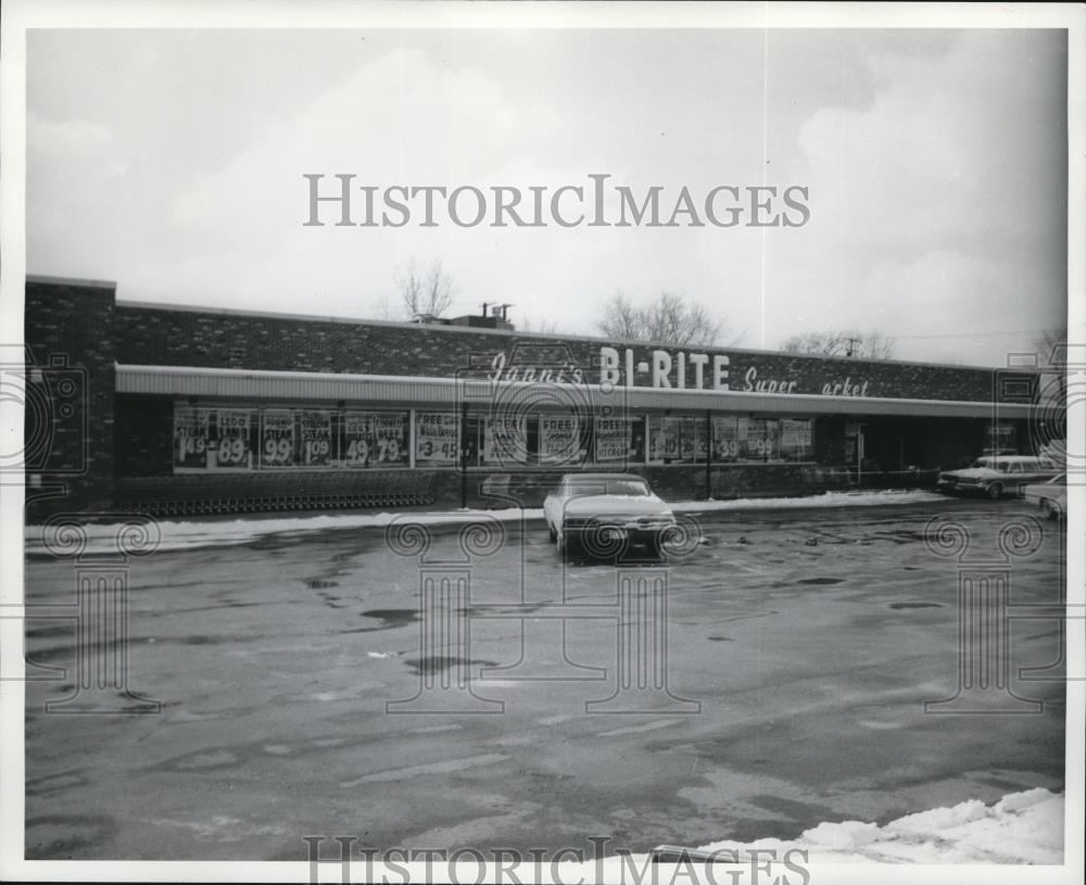 1970 Press Photo Janni&#39;s Bi-Rite Supermarket at 5360 Mayfield Rd - cva95578 - Historic Images