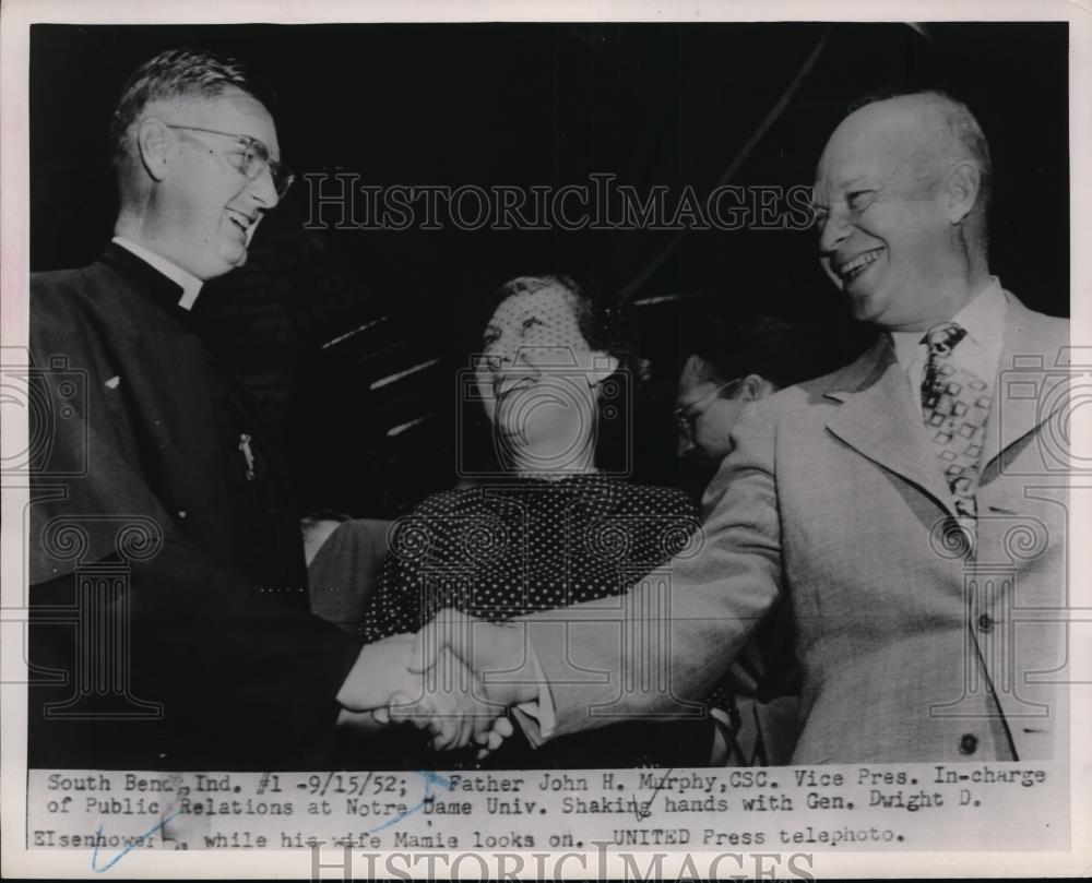 1952 Press Photo Father John Murphy, Voce President &amp; Mrs DD Eisenhower - Historic Images