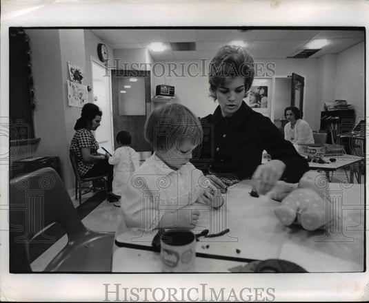 Press Photo Mrs Thomas Zupancic & daughter Cindy in child's playroom - Historic Images