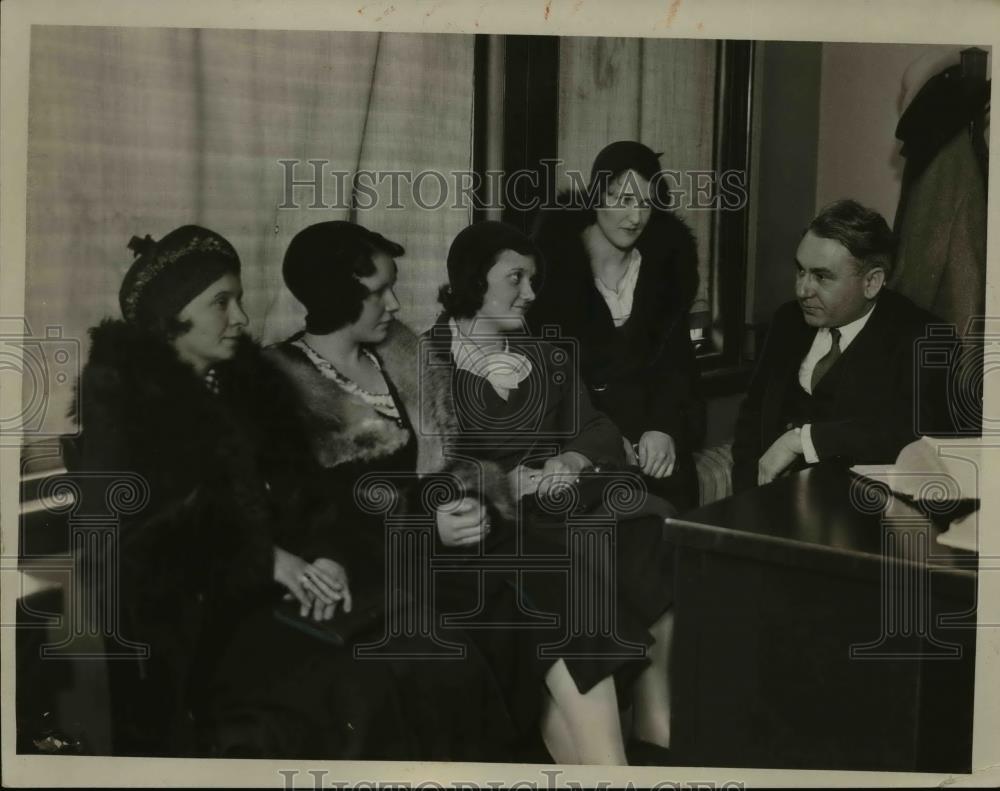1933 Press Photo Four Ladies Having A Conversation Wil Police Prosecutor Tenesy - Historic Images