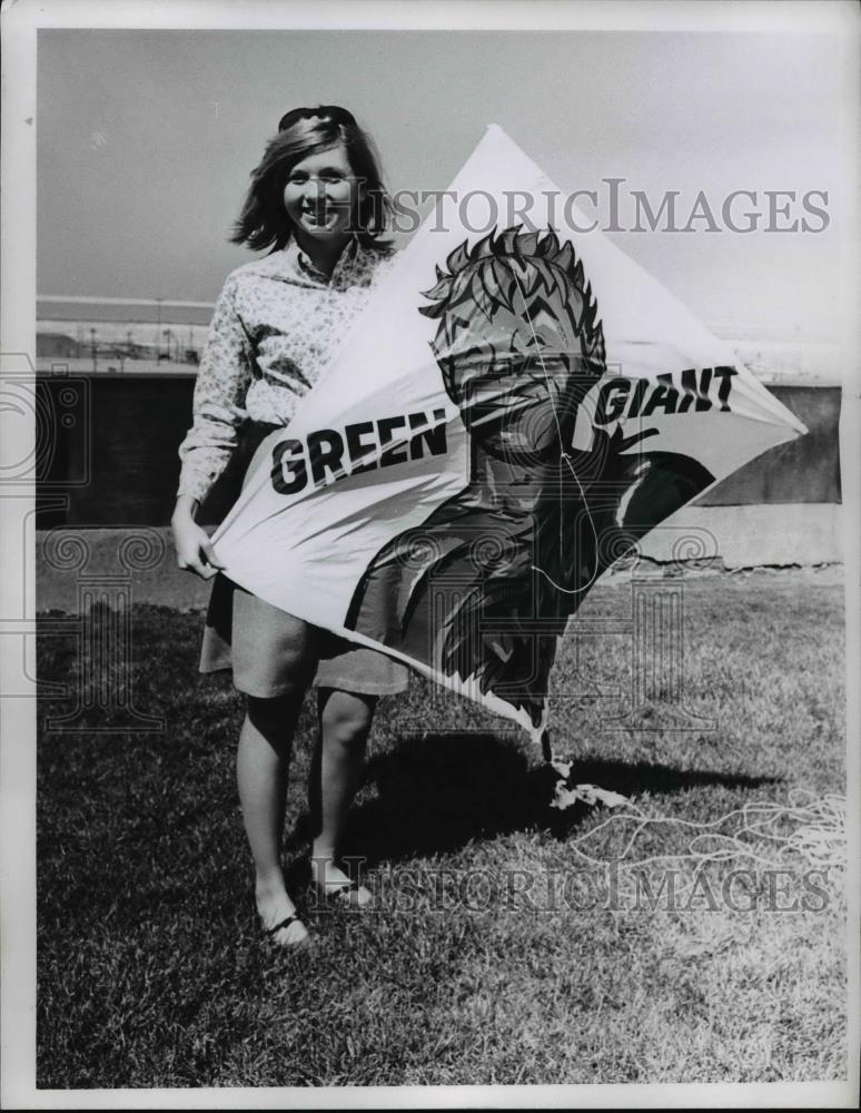 1967 Press Photo Carol Dirner &amp; her Green ginat kite in Cleveland Ohio - Historic Images