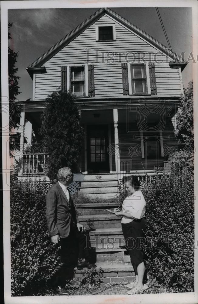 1967 Press Photo Eugene Peters and Mrs. Frank Krysiak at condemned house - Historic Images