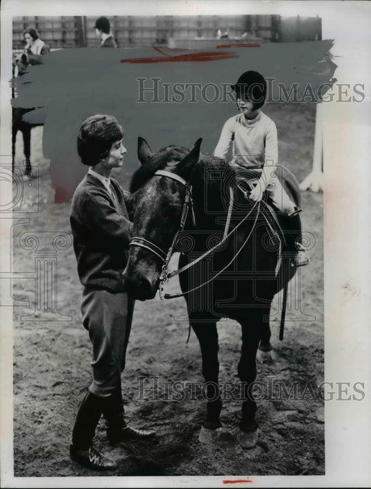 1966 Press Photo Laurie Eigner, & horseriding teacher Mrs Vera Sommers - Historic Images
