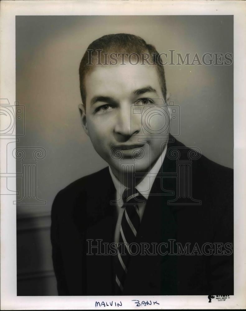 1961 Press Photo Melvin E Bank of Thompson , Hine and Flory - nee90101 - Historic Images