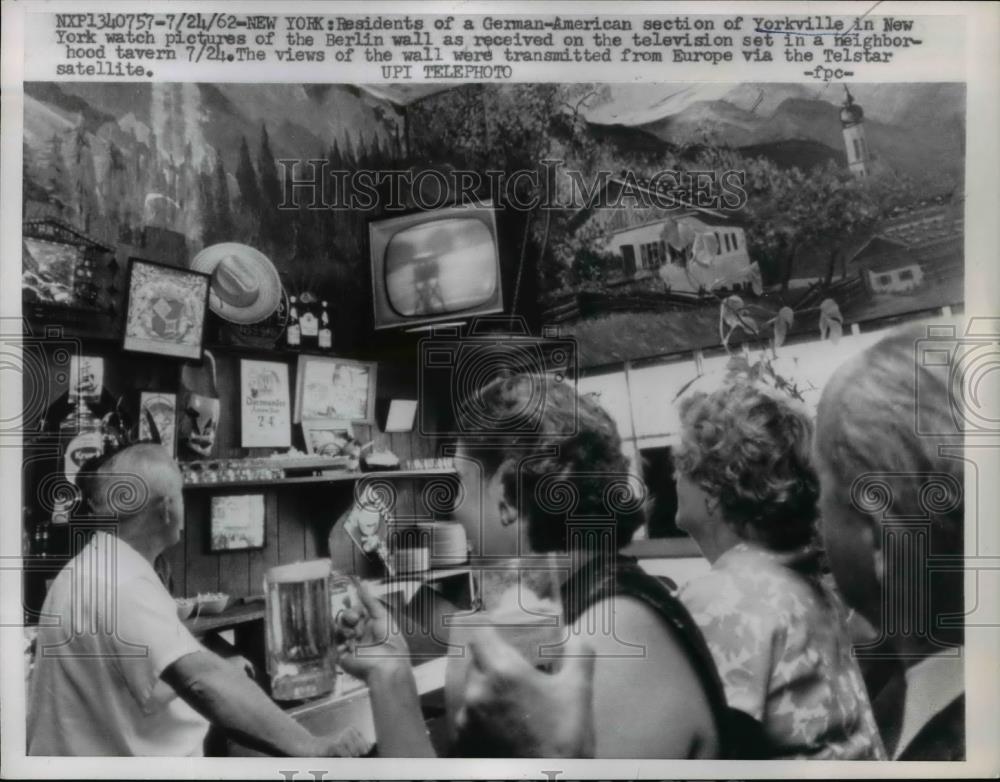 1962 Press Photo Residents in German American area of NYC see Berlin wall on TV - Historic Images