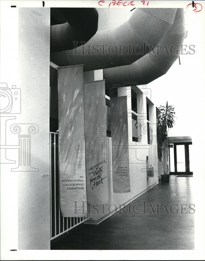 1987 Press Photo Myrlin von Glahn and Western Reserve Calligraphers show at - Historic Images