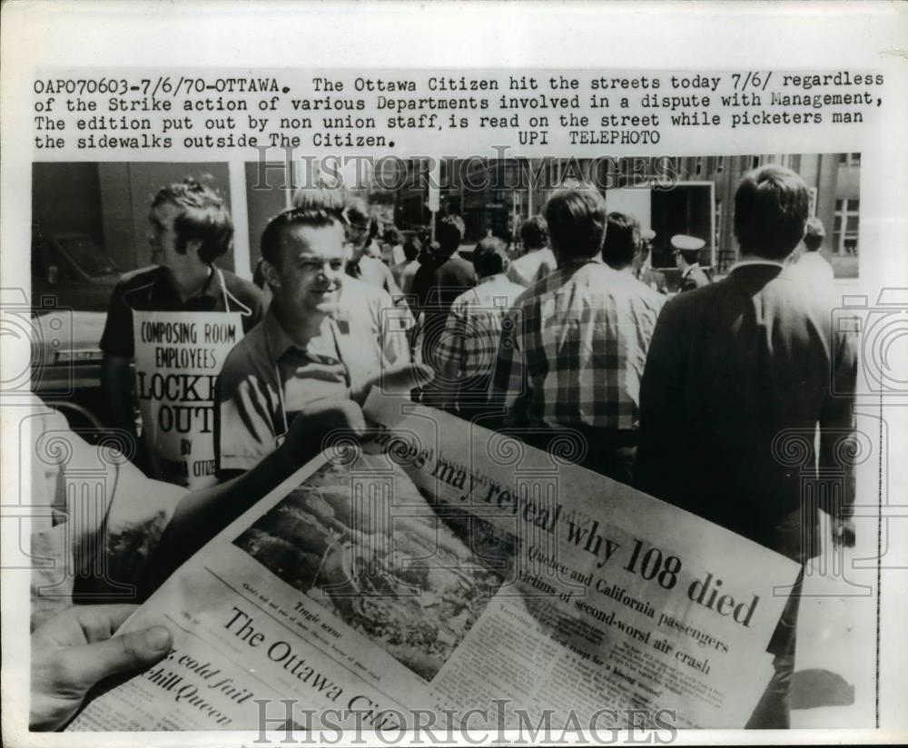 1970 Press Photo Editon of the Non Union Stafff is readon the streets. - Historic Images