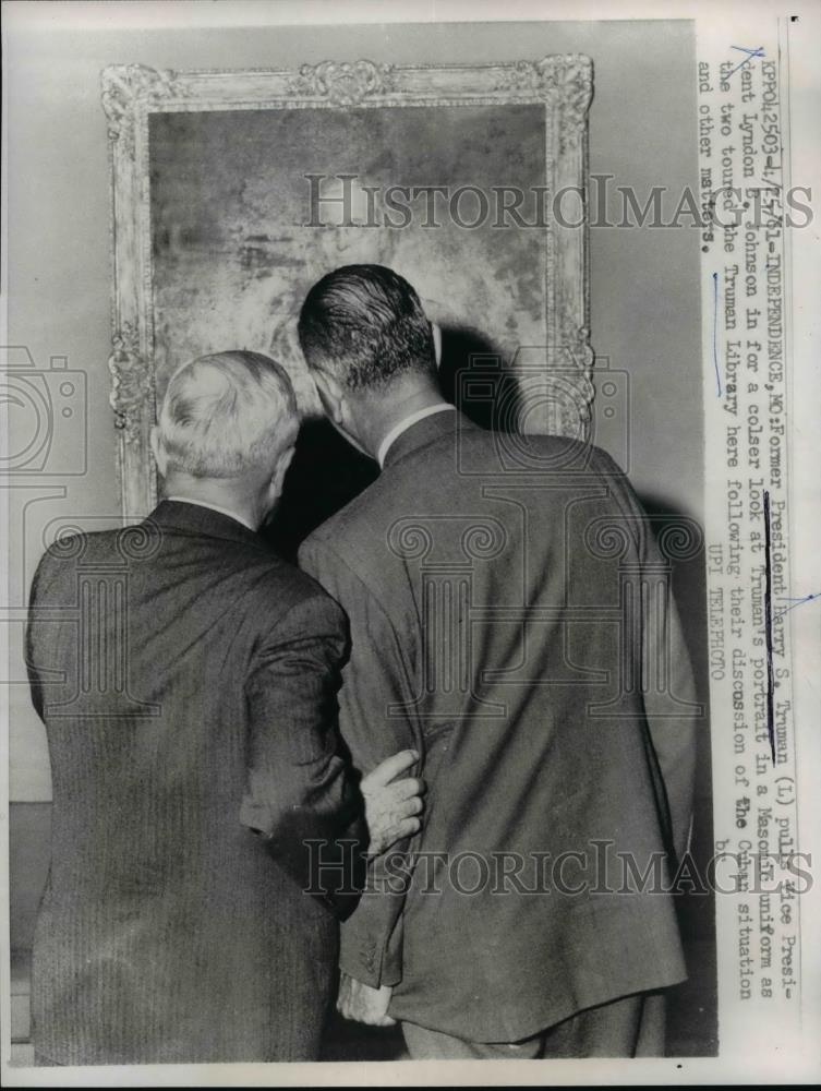 1961 Press Photo Pres.Harry Truman and Vice Pres. Johnson at Truman Library - Historic Images