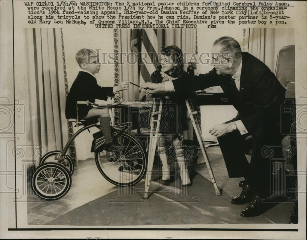 1964 Press Photo President Johnson, United Cerebral Palsy Assn poster kids - Historic Images