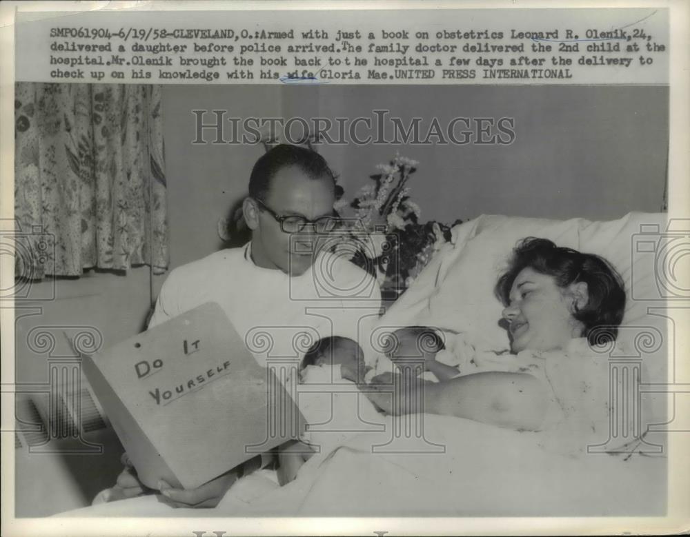 1958 Press Photo Leonard R.Olenik deivered hi daughter before police arrived - Historic Images