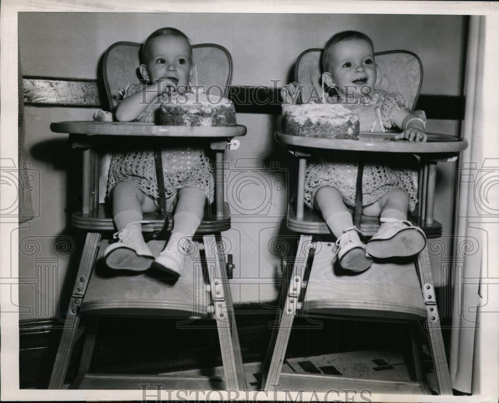 1947 Press Photo Jean & Delores Zurawski twin girls in Chicago Illinois - Historic Images