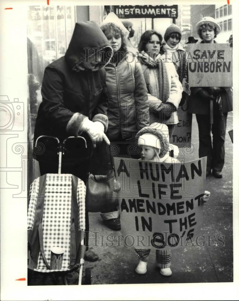 1981 Press Photo Pat Schulz daughter Holly in front of Abortion Clinic - Historic Images