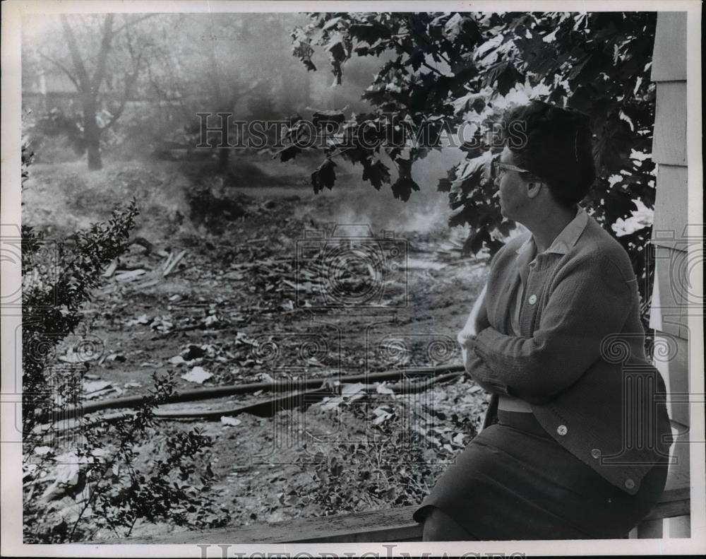 1967 Press Photo Mrs.Glen Stocks watched burning og house for Freeway - Historic Images