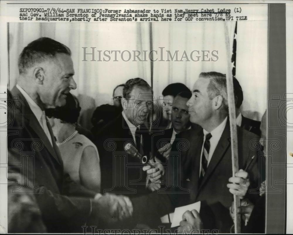 1964 Press Photo Henry Cabot Lodge shakes hand with Gov.William Scranton of Pa. - Historic Images