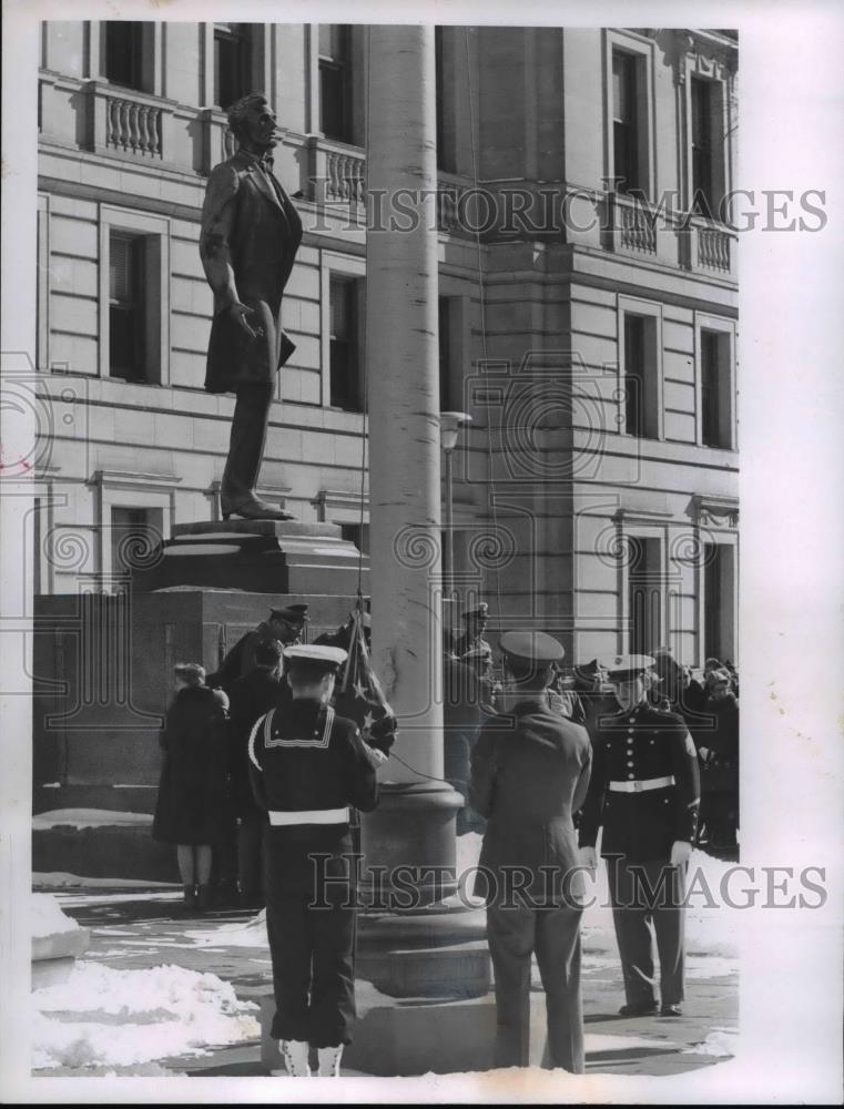 1967 Press Photo The tribute to 16th United States President Lincoln Mall Statue - Historic Images