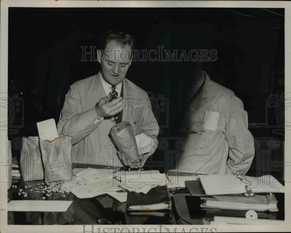 1947 Press Photo Grain tables used to judge grain at Chicago Board of Trade - Historic Images