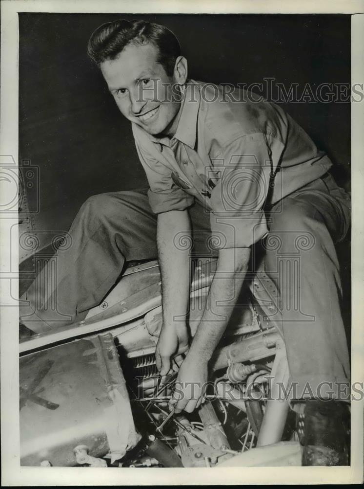 1943 Press Photo Donald C Mullet North Aircraft gets production award - Historic Images