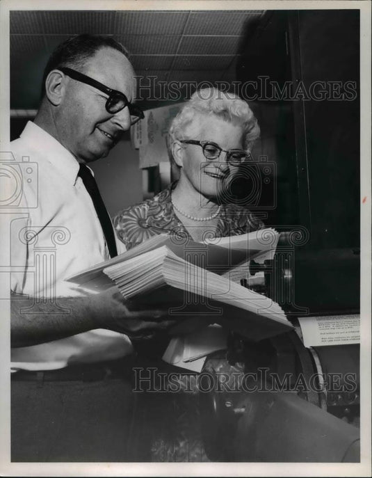 1965 Press Photo Sam Janis & Mrs. Bernardine Gardiner during the Clothing Drive - Historic Images