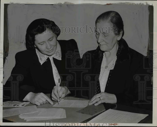 1942 Press Photo Mrs Charles Srail & Mrs Frank Kleiman Sr in Cleveland Ohio - Historic Images