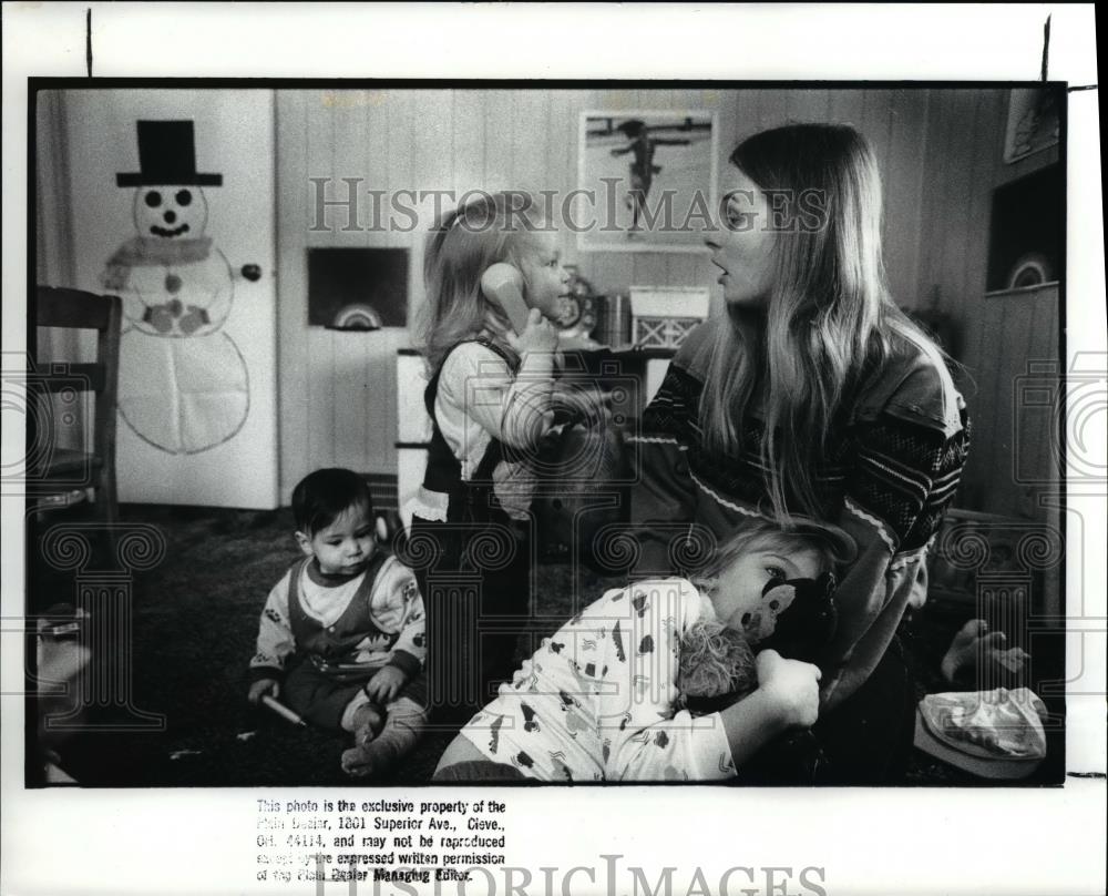 1988 Press Photo Lynn Katz holds Kelly Webster in her lap &amp; Rachel Walter, phone - Historic Images