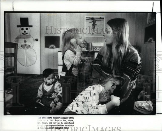 1988 Press Photo Lynn Katz holds Kelly Webster in her lap & Rachel Walter, phone - Historic Images