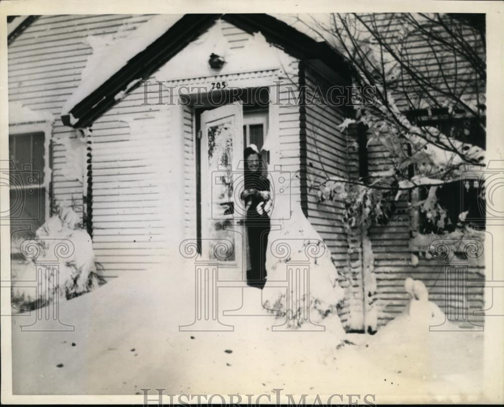 1943 Press Photo Mrs Alvin Moxon at snow covered home in Brookings South Dakota - Historic Images