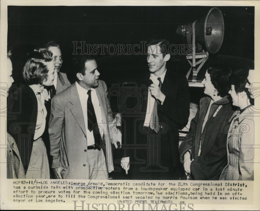 1953 Press Photo Geroge Arnold talks with prospective voters from a loudspeaker - Historic Images