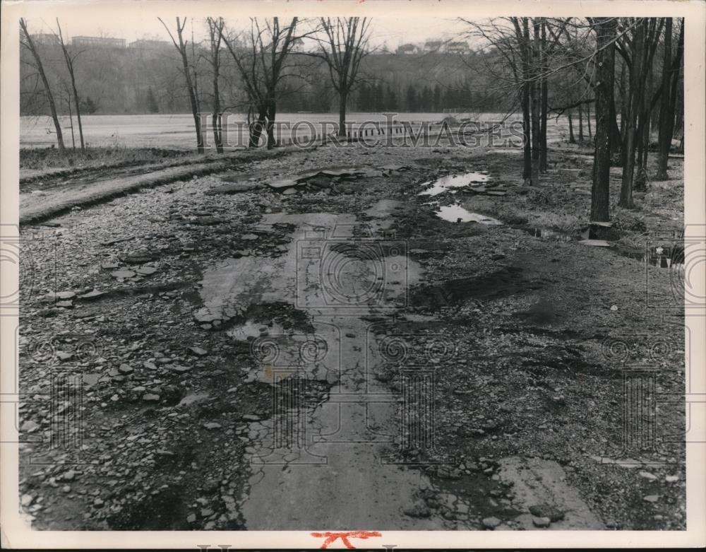 1959 Press Photo Portion of roadway through Rocky River Reservation - cva73185 - Historic Images
