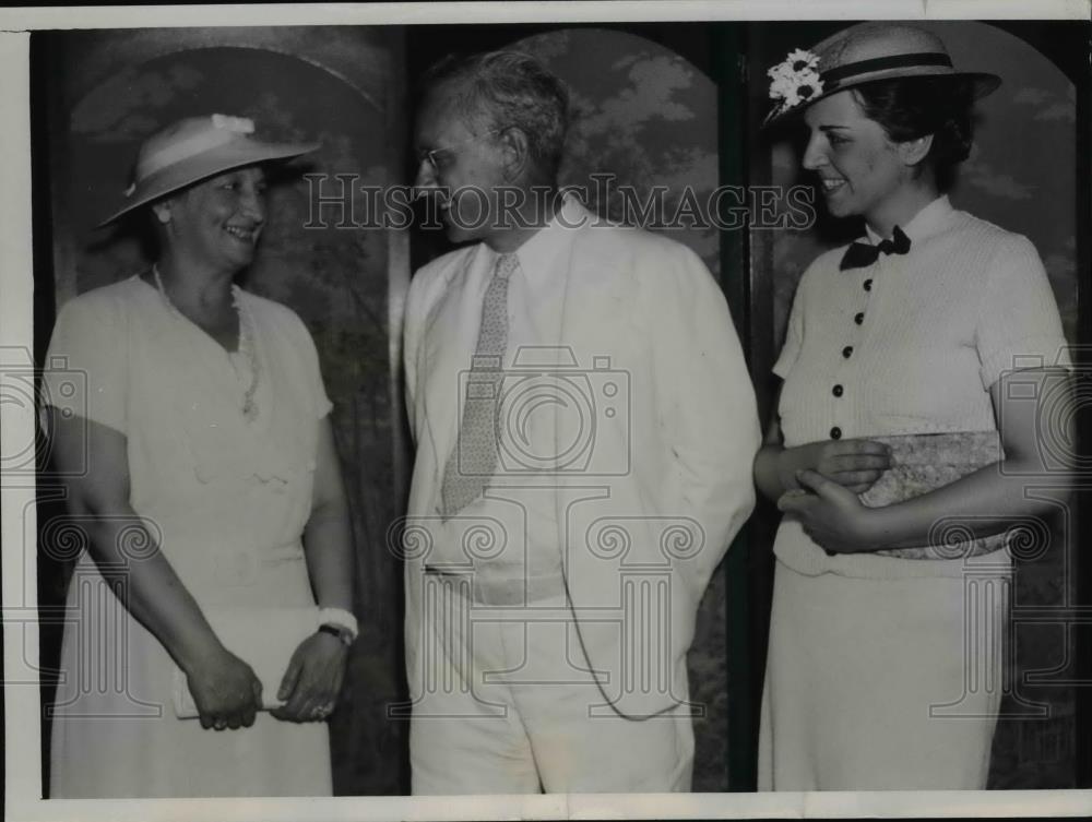 1936 Press Photo Kansas Gov Alfred Landon, Beverly Berns &amp; Mrs Ed Graham - Historic Images