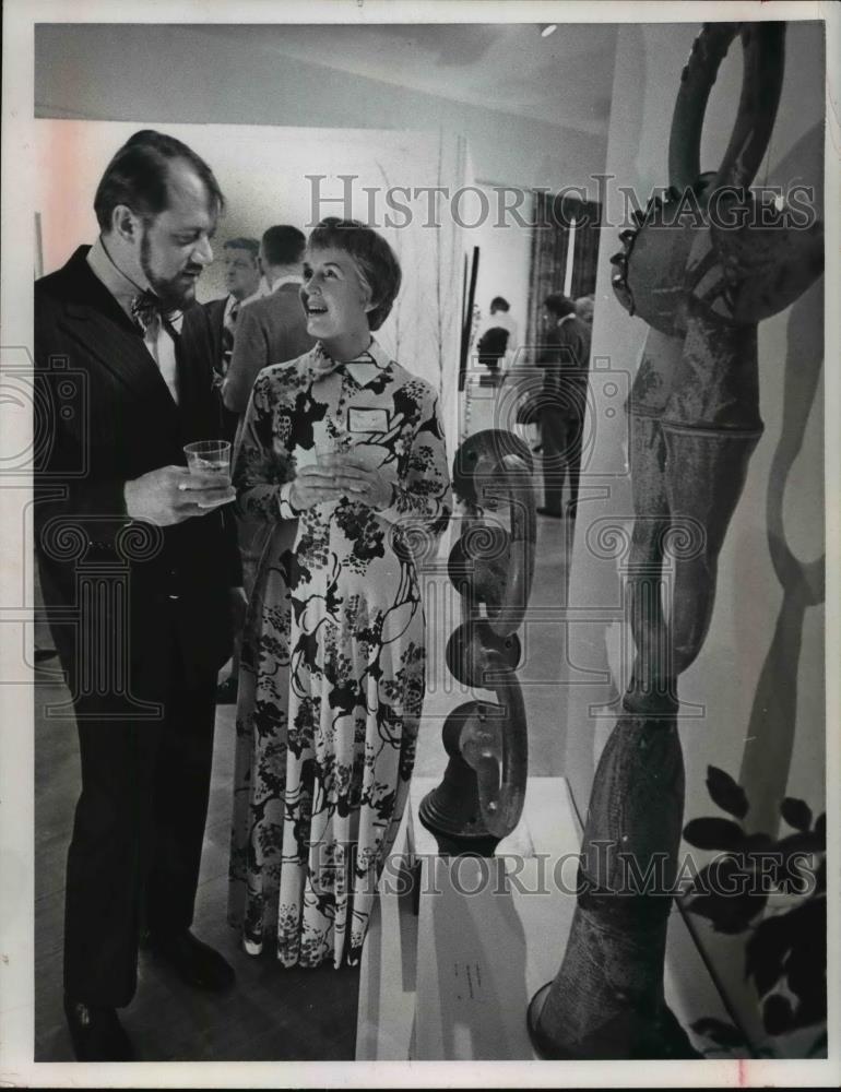 1974 Press Photo Heorge Julius Somogyi &amp; Mrs Davis Buschman &amp; sculpture - Historic Images