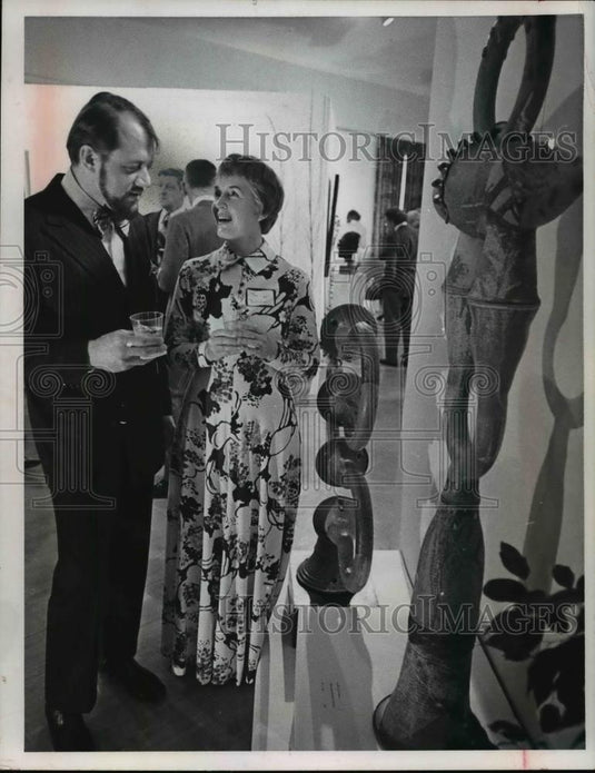 1974 Press Photo Heorge Julius Somogyi & Mrs Davis Buschman & sculpture - Historic Images