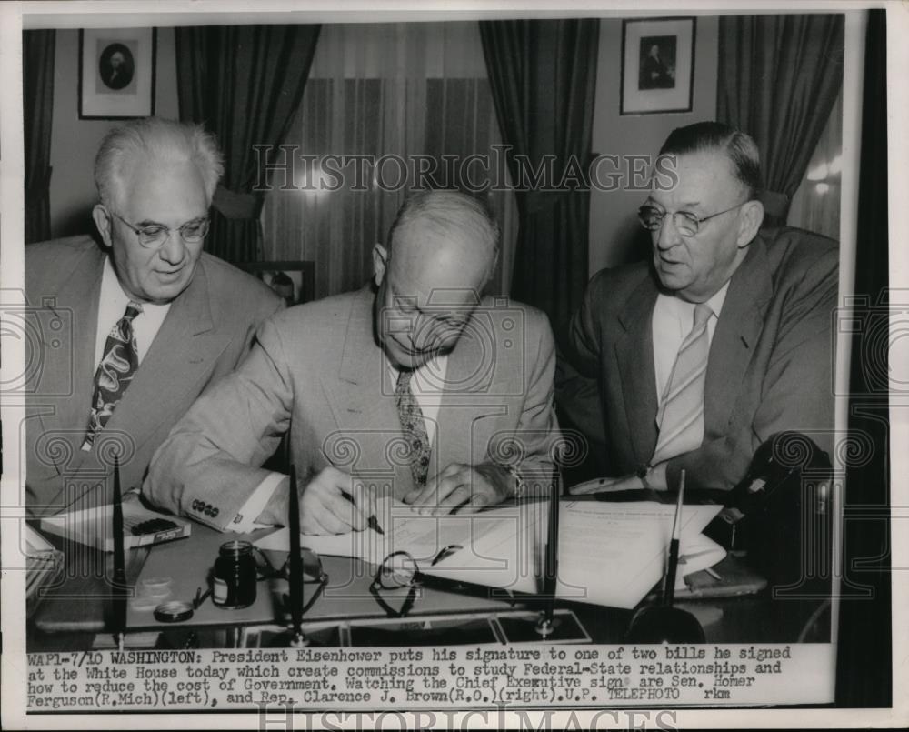 1953 Press Photo President Eisenhower signs bills with Sen Homer Ferguson - Historic Images