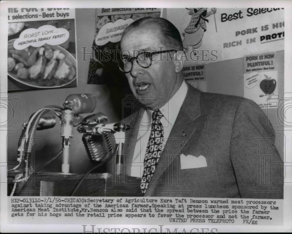 1956 Press Photo Ezra Taft Benson,U.S.Sec.of Agriculture speak at press luncheon - Historic Images