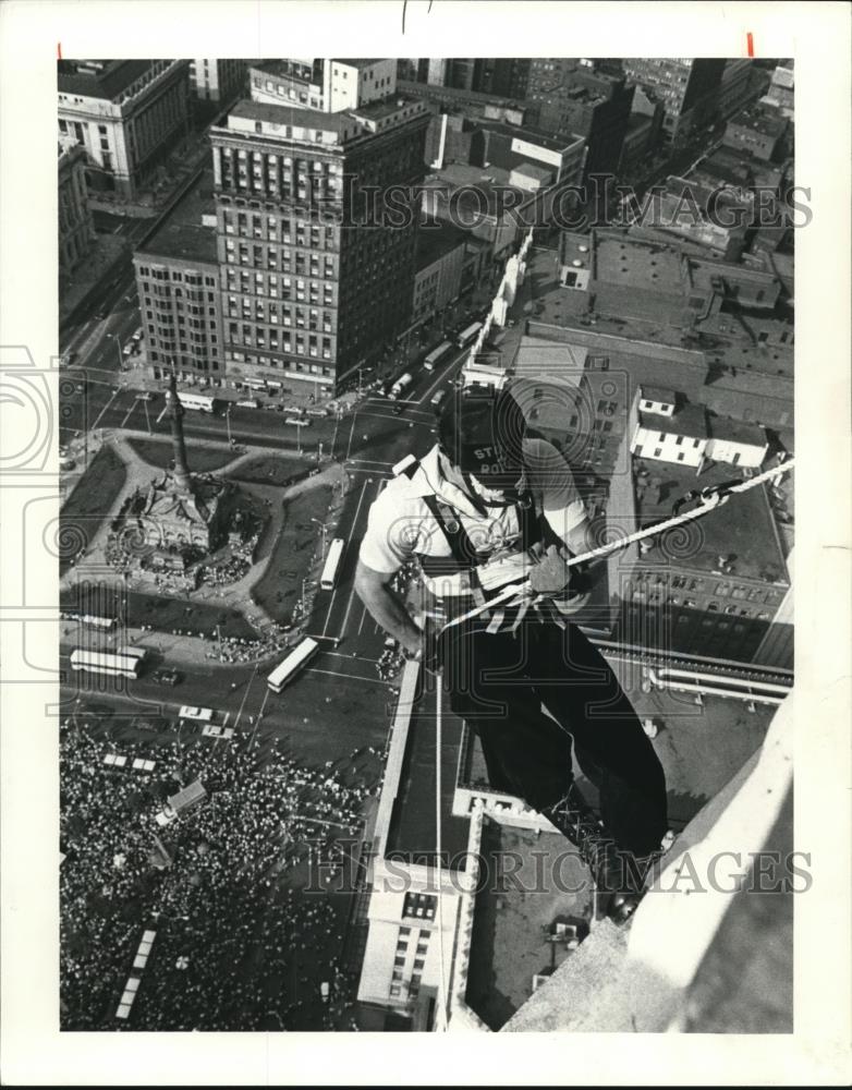 1980 Press Photo William Deroyer rappelling at the Union Terminal - cva96127 - Historic Images