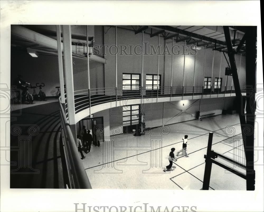 1986 Press Photo New Jewish Community Center showing the suspended track over - Historic Images