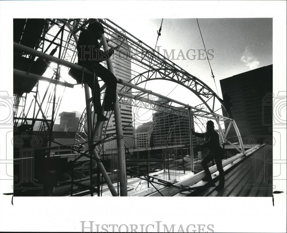 1986 Press Photo Iron workers from Kilroy Steel hang steel for Galleria - Historic Images