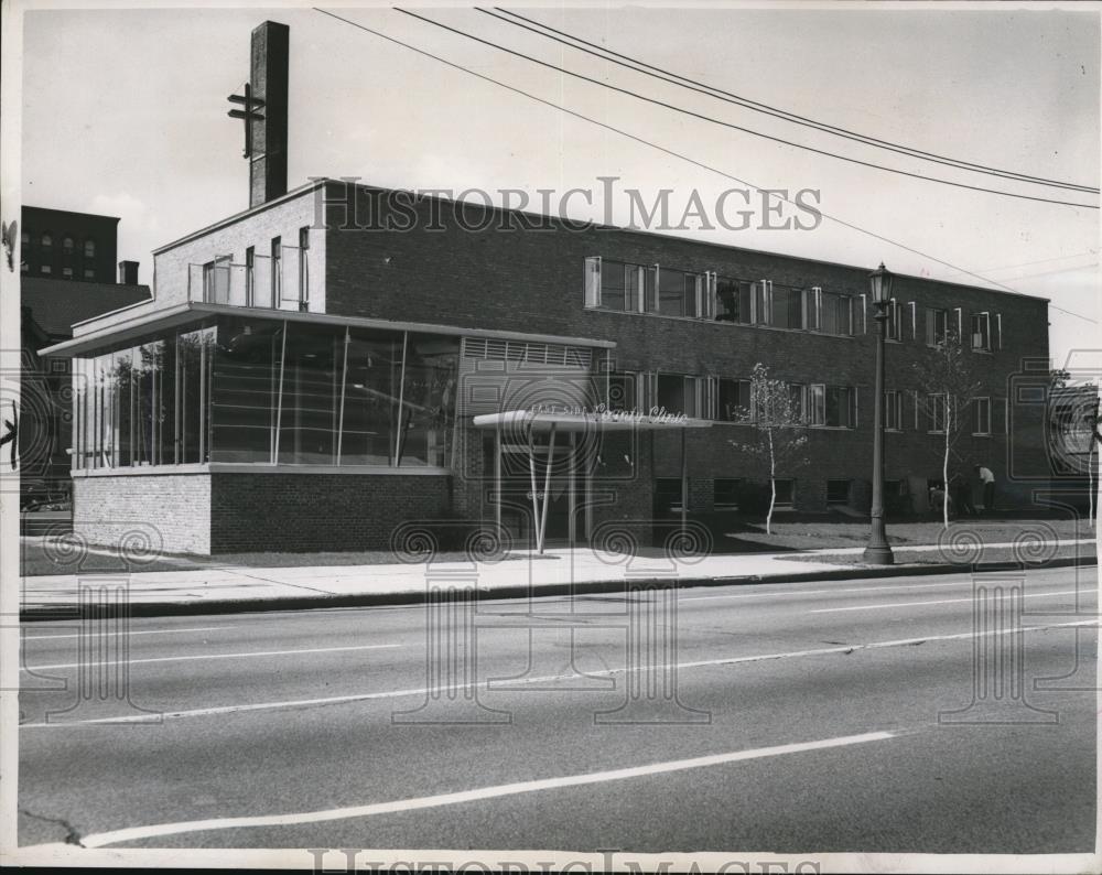 1949 Press Photo Exterior View of East side County Clinic at 4520 Carnegie Ave. - Historic Images