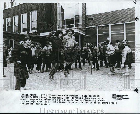 1985 Press Photo Wendy Johnecheck on jump rope on Quadro Jump for classmates - Historic Images