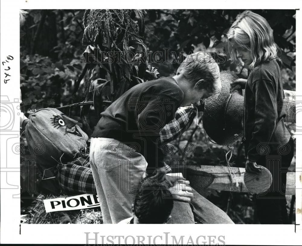 1991 Press Photo Carrie Kurz &amp; sister Ashley twins looking at Mr. Scarecrow - Historic Images