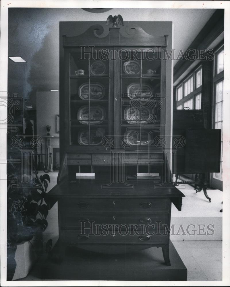 1974 Press Photo Secretary-bookcase in Western Reserve with blue &amp; white Canton - Historic Images