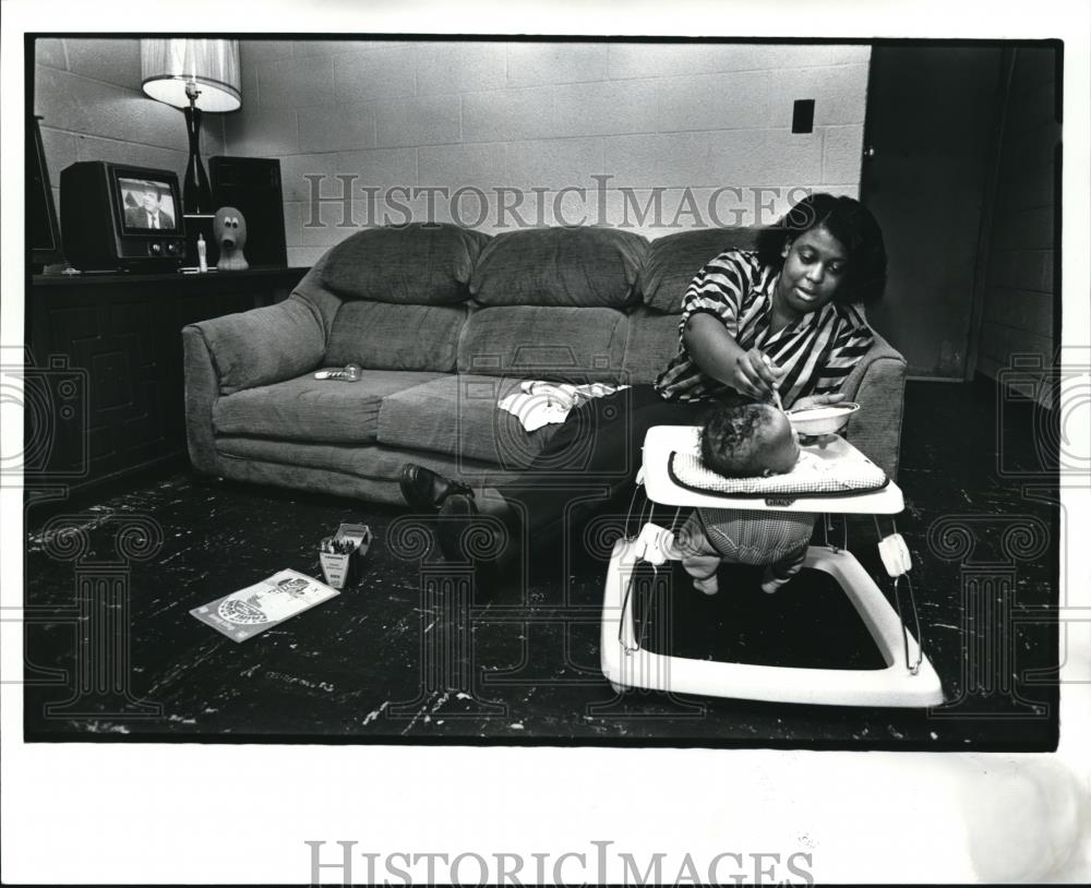 1986 Press Photo Single parent Anita Buffington feeds her baby Larry Jr. - Historic Images