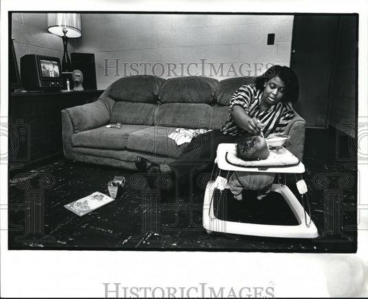 1986 Press Photo Single parent Anita Buffington feeds her baby Larry Jr. - Historic Images