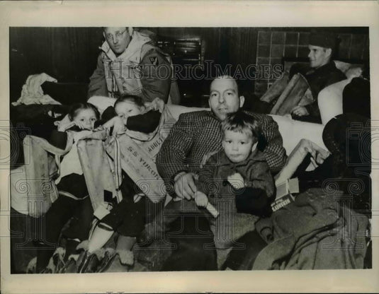 1946 Press Photo Seattle Washington, men & kids rescued from sunk ship - Historic Images