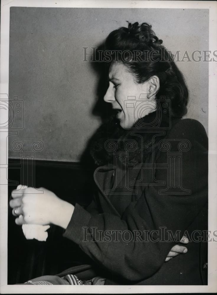 1948 Press Photo Mrs Thomas Siekinski questioned by Cleveland police - nee88455 - Historic Images