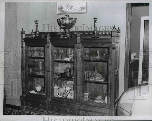 1958 Press Photo Drummer's Restaurant, North Royalton bookcase from Thomas White - Historic Images