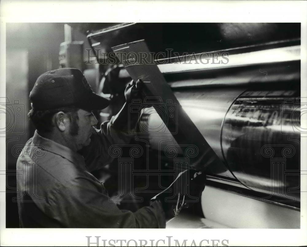 Press Photo A factory working putting a metal sheet in a factory  - cva90302 - Historic Images