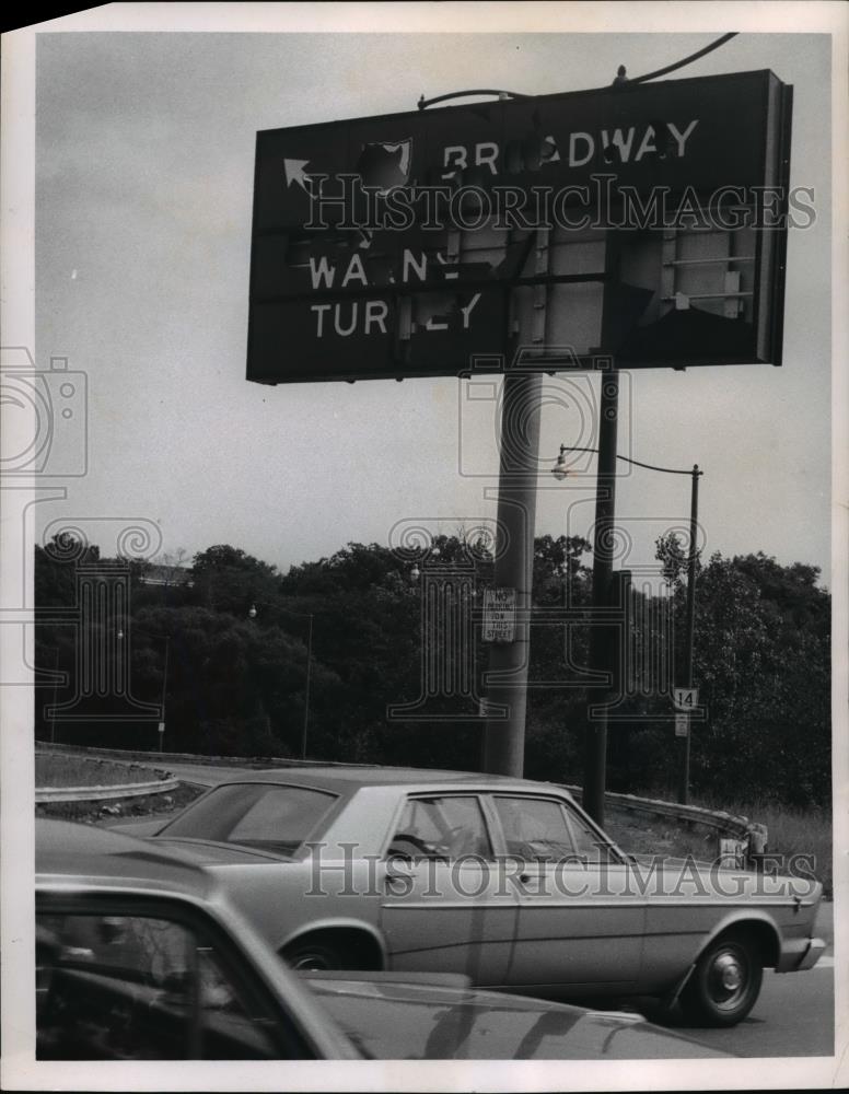 1967 Press Photo The directional signs at Warner Road &amp; Broadway SE damaged - Historic Images
